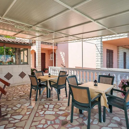 Apartment Loncar Seget Vranjica